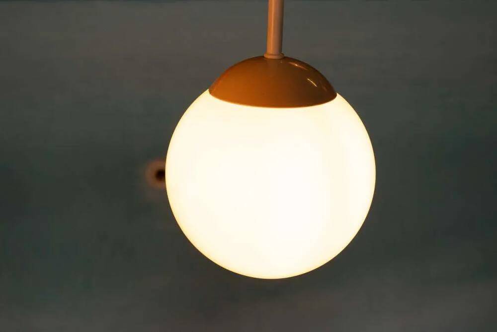 Minimalist floor lamp cascade space age white