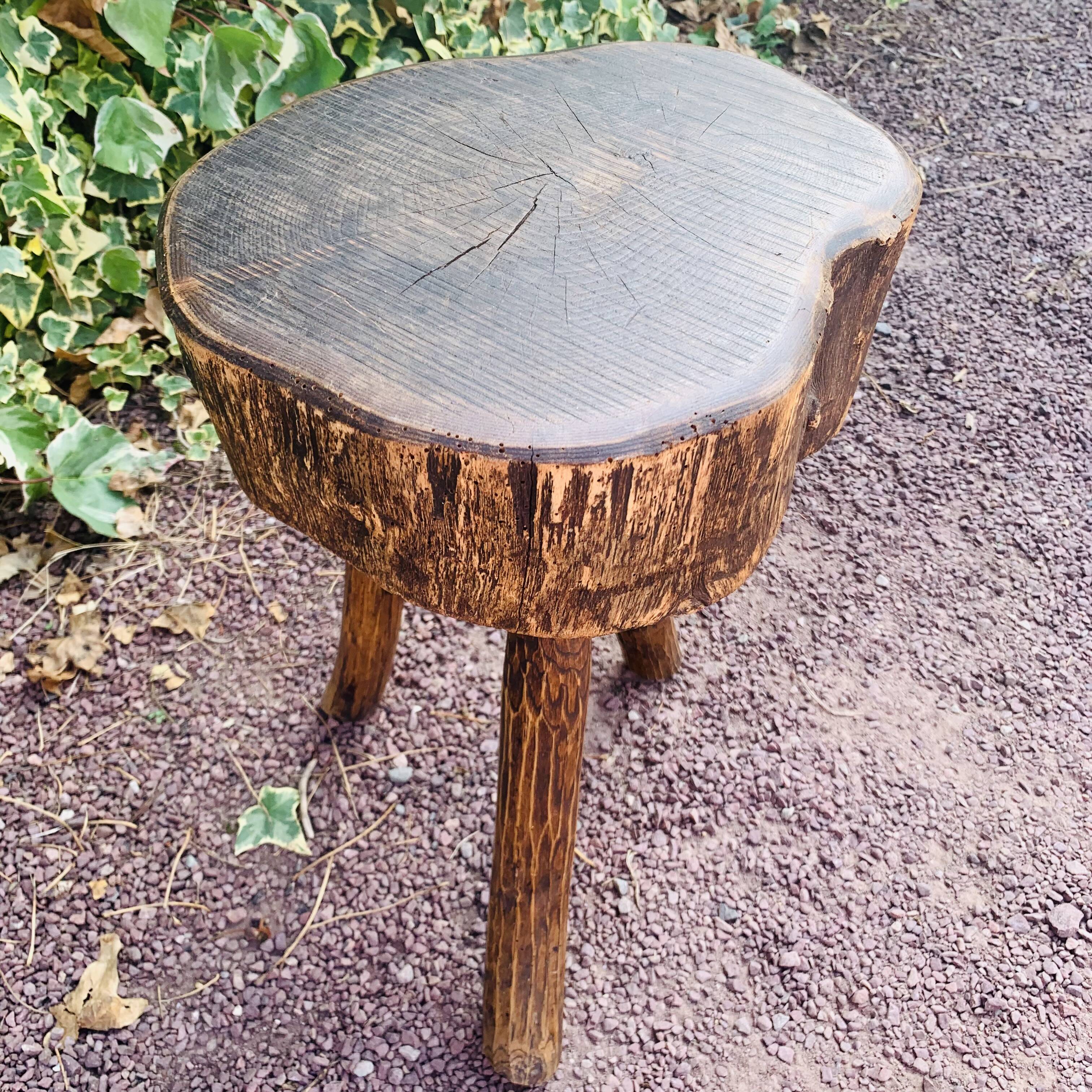 Tabouret tripode en bois massif