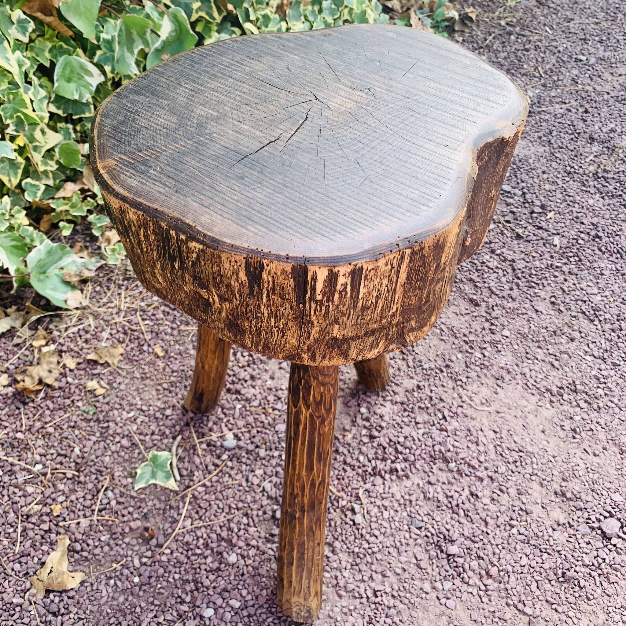 Tabouret tripode en bois massif