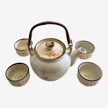 Theiere vintage avec ses 4 tasses couleur beige moucheté et motifs en relief