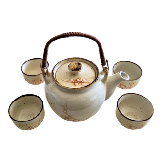 Theiere vintage avec ses 4 tasses couleur beige moucheté et motifs en relief