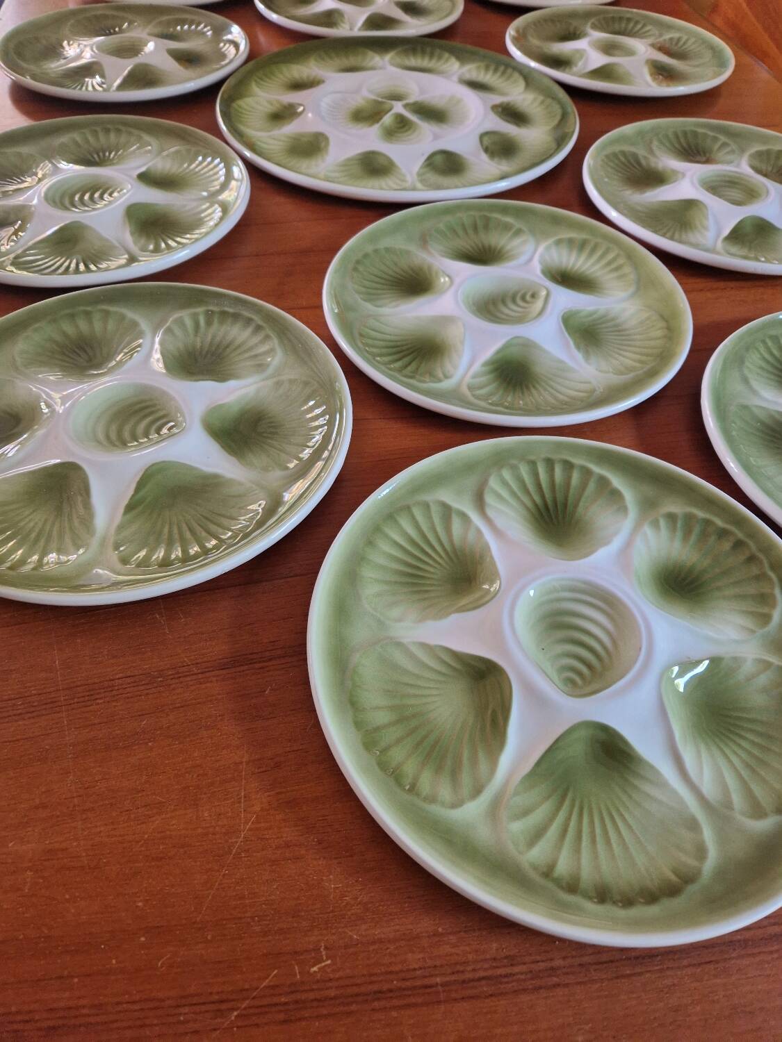 Vintage oyster service Moulin des Loups Orchies barbotine, 12 plates