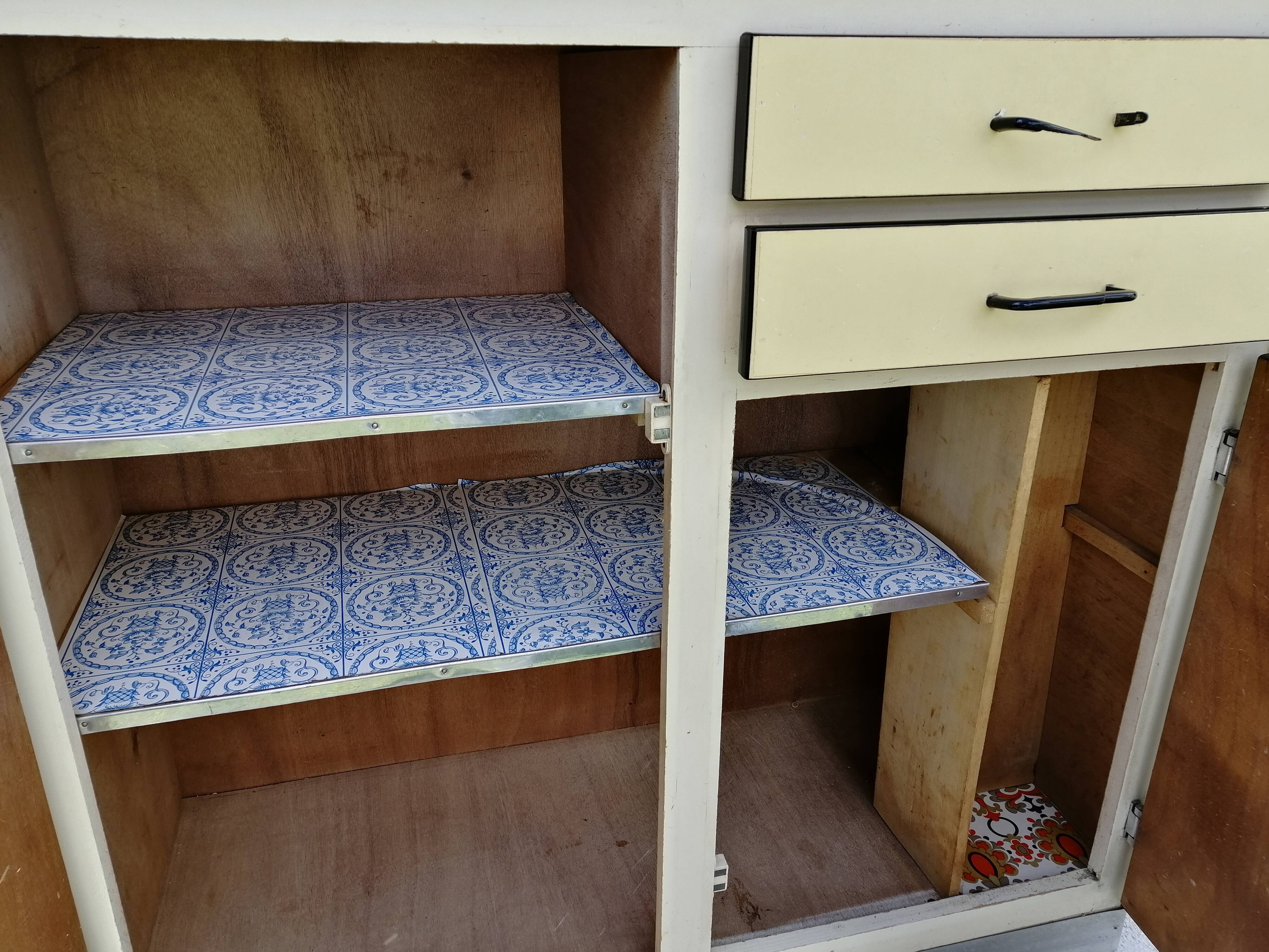 Buffet cuisine in pale yellow formica 50/60 years