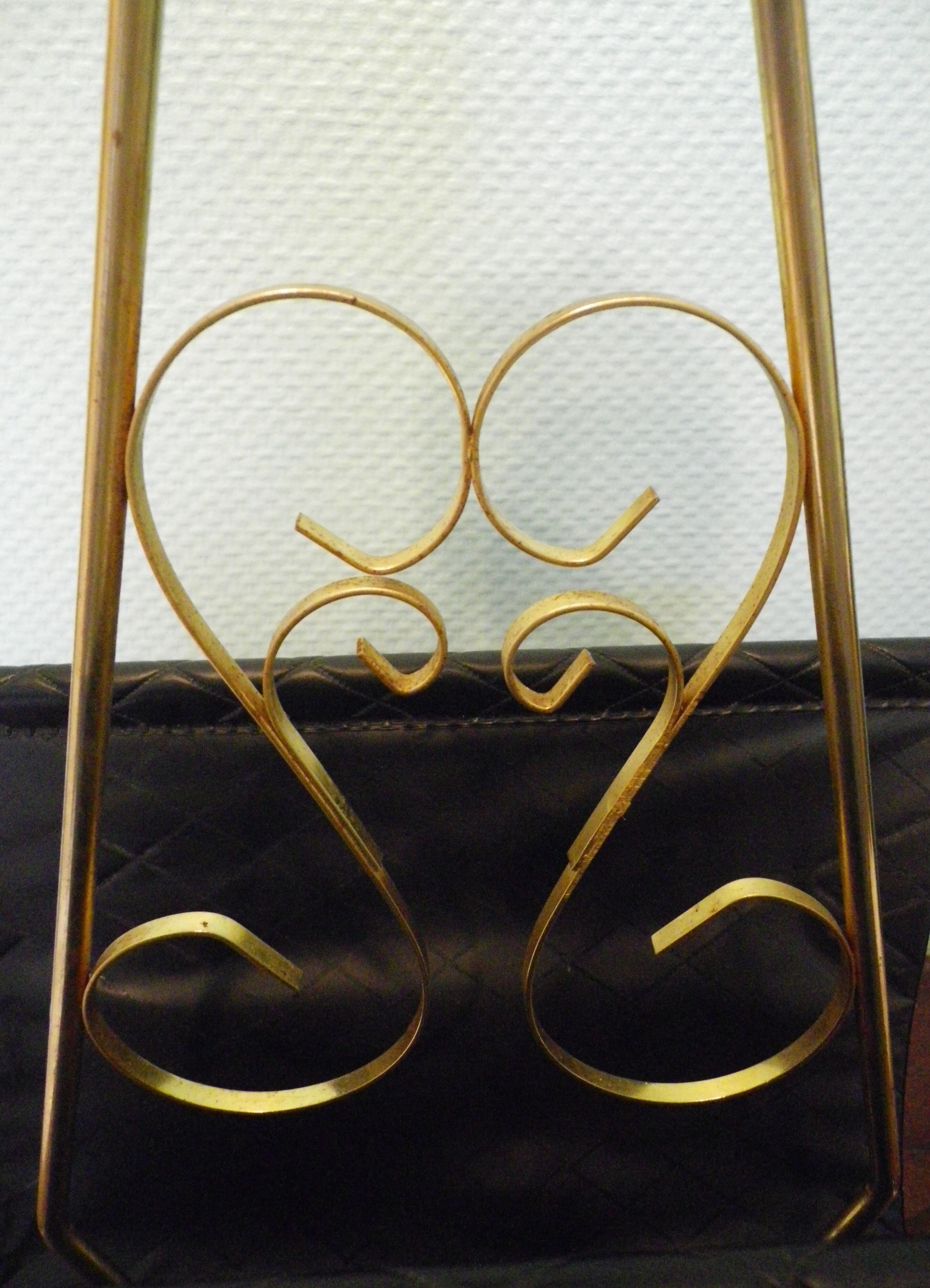 Free-standing ashtray with magazine holder