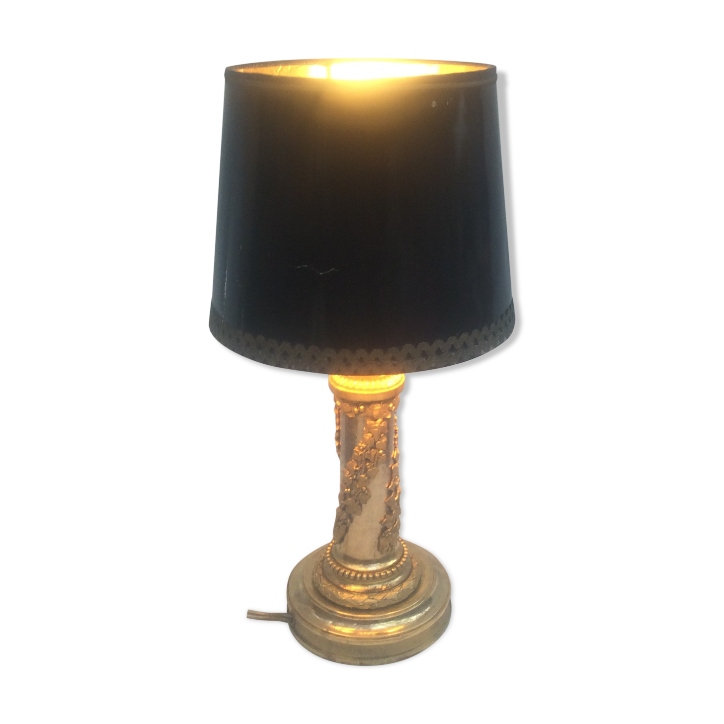 Golden bronze lamp, decorated with chiseled bronze with leaf motifs