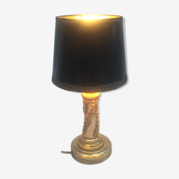 Lampe à poser en bronze doré, ornementé de bronze ciselé aux motifs de feuilles