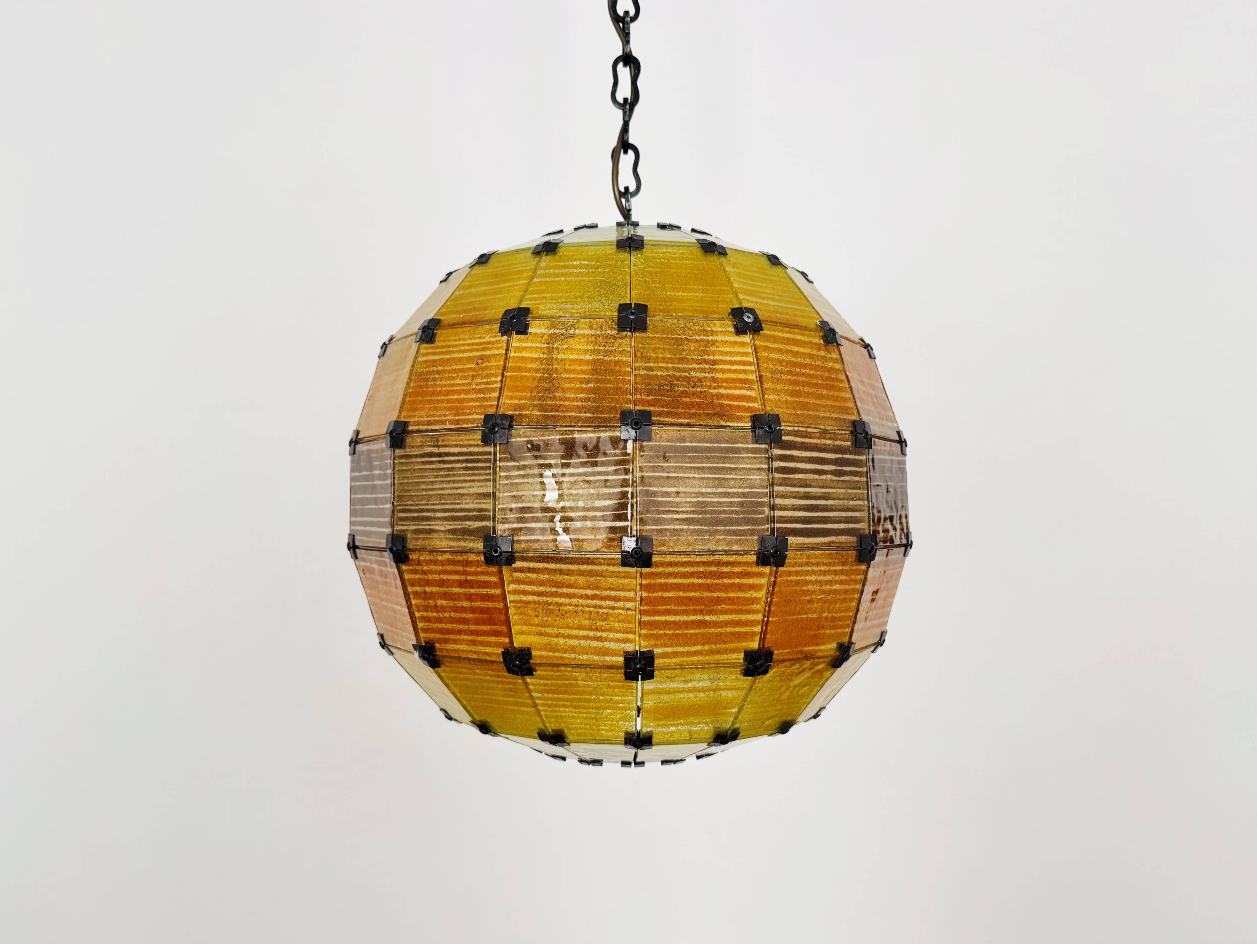 Suspension boule en verre coloré, 1960
