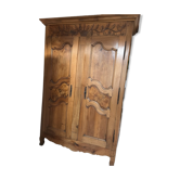 Armoire noyer joliment décorée