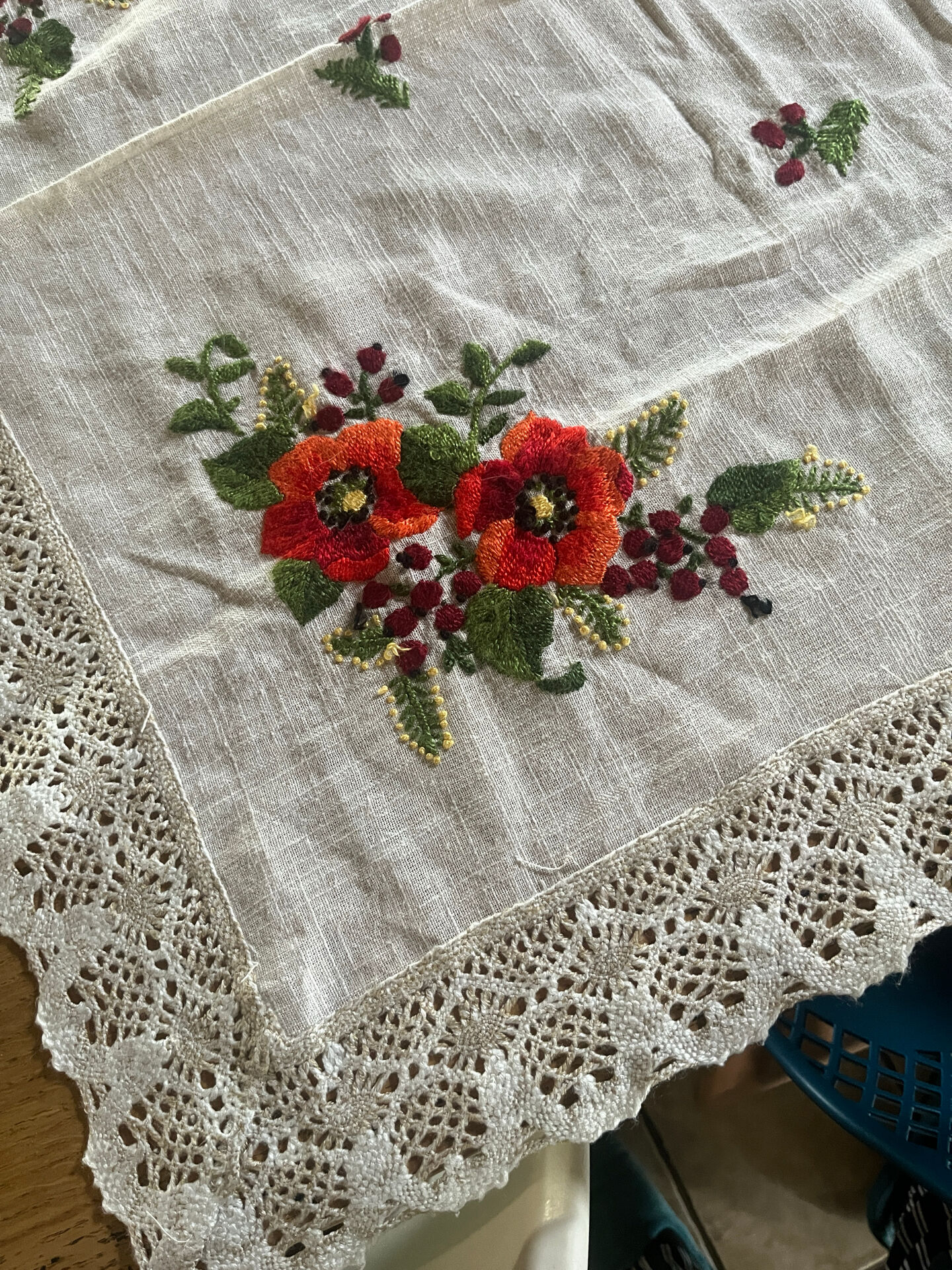 Linen tablecloth with embroidered flowers