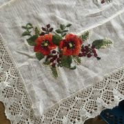 Nappe en lin fleurs brodées
