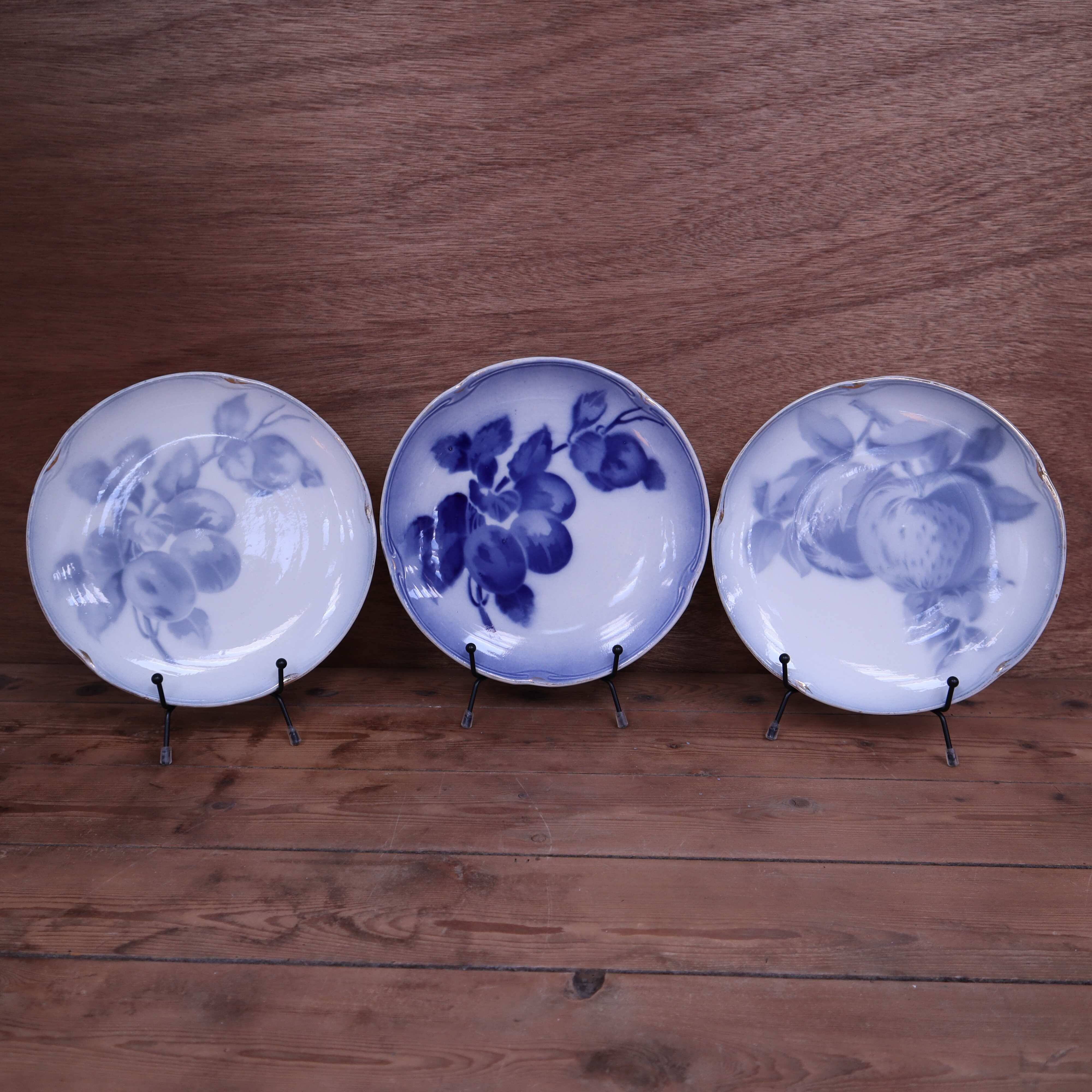 Set of 3 Lunéville K&G Blue flat plates with fruit patterns