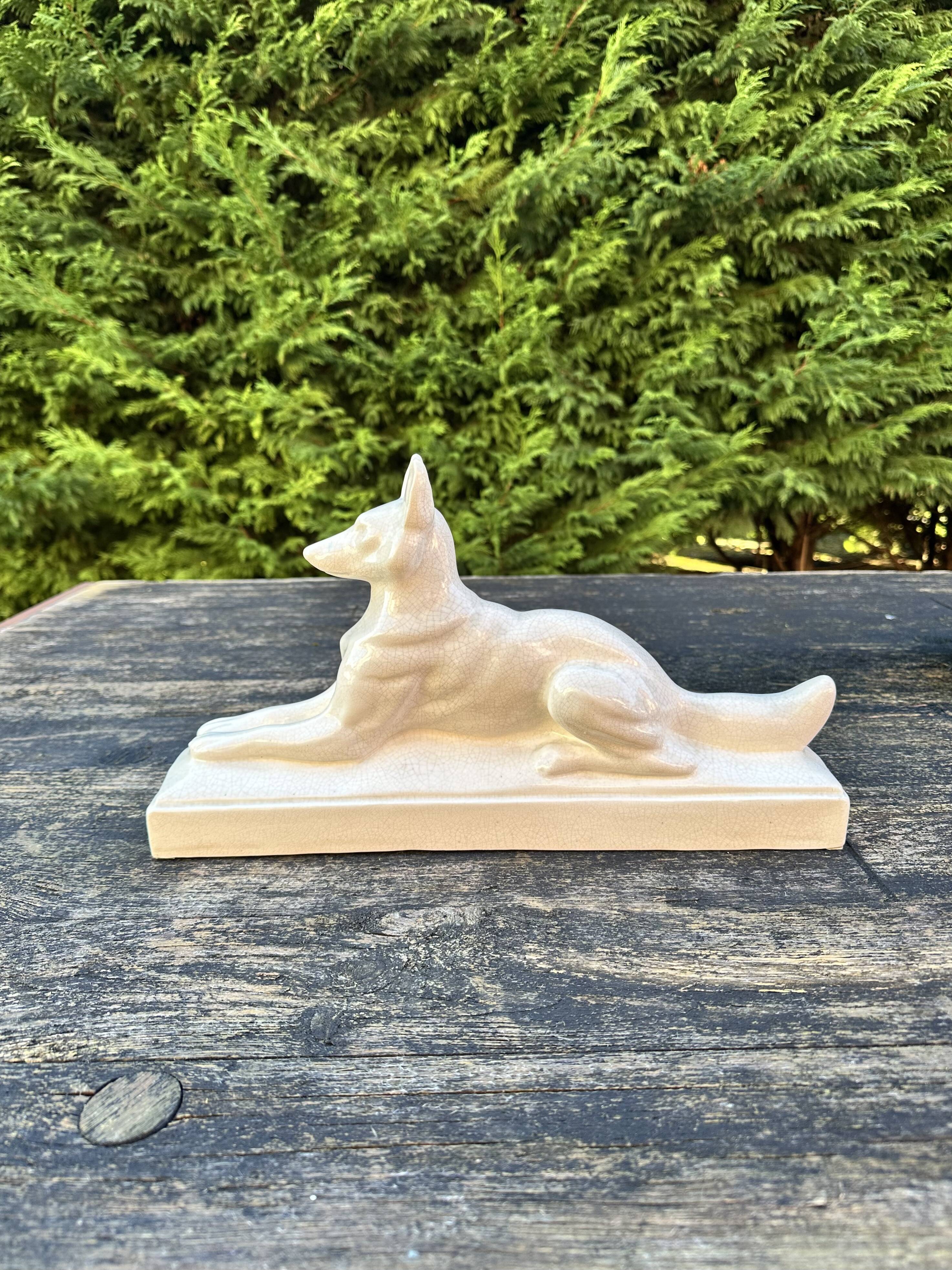 Chien art déco en faïence craquelée
