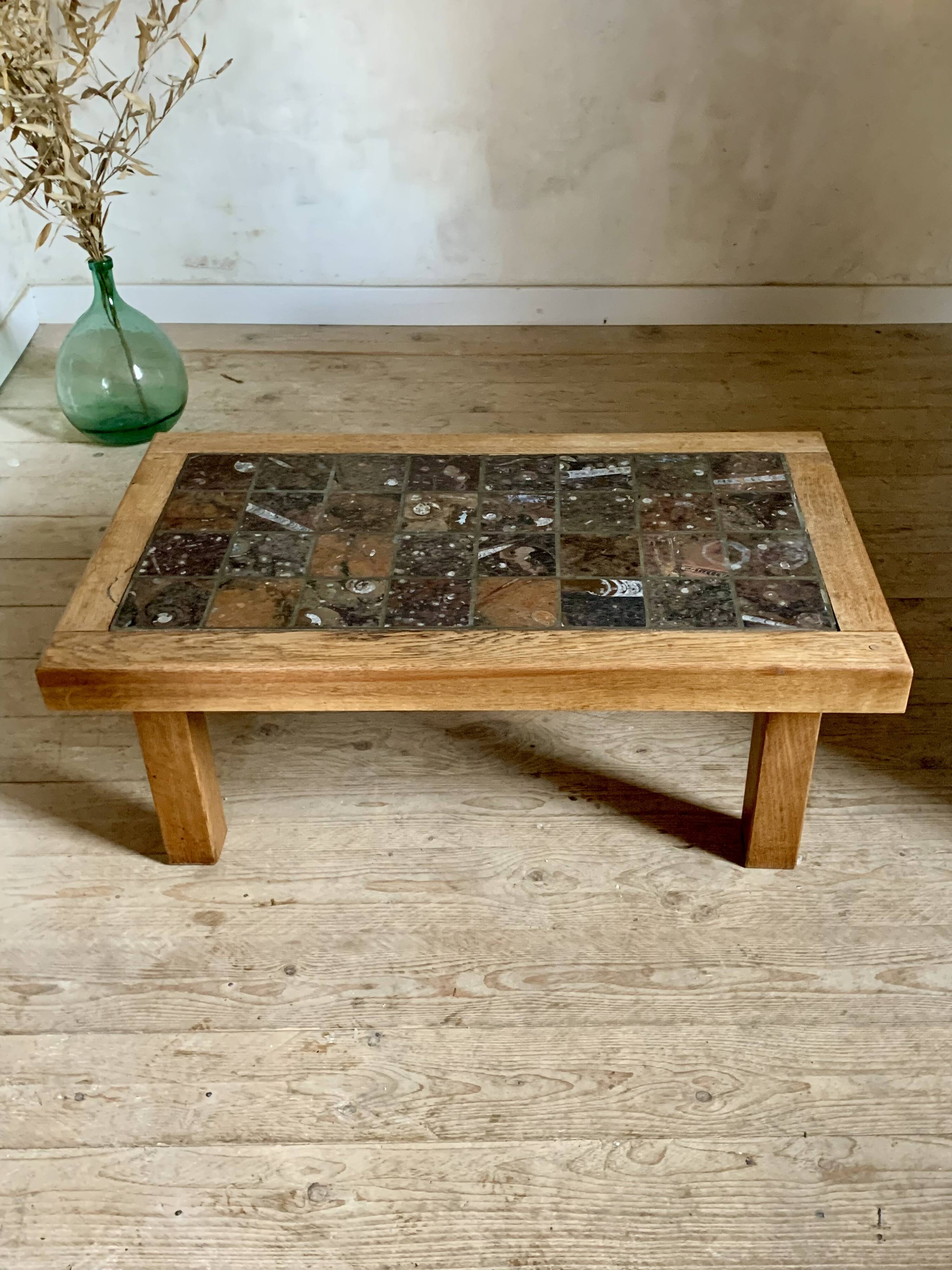 Table basse brutaliste en chêne massif et marbre, années 70