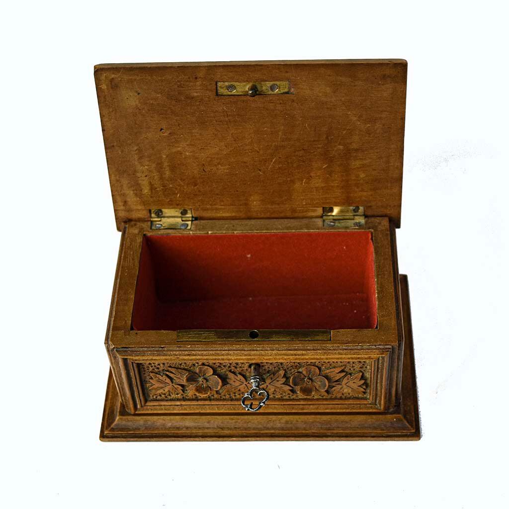Box box carved wood flower foliage 2 birds black forest with old key