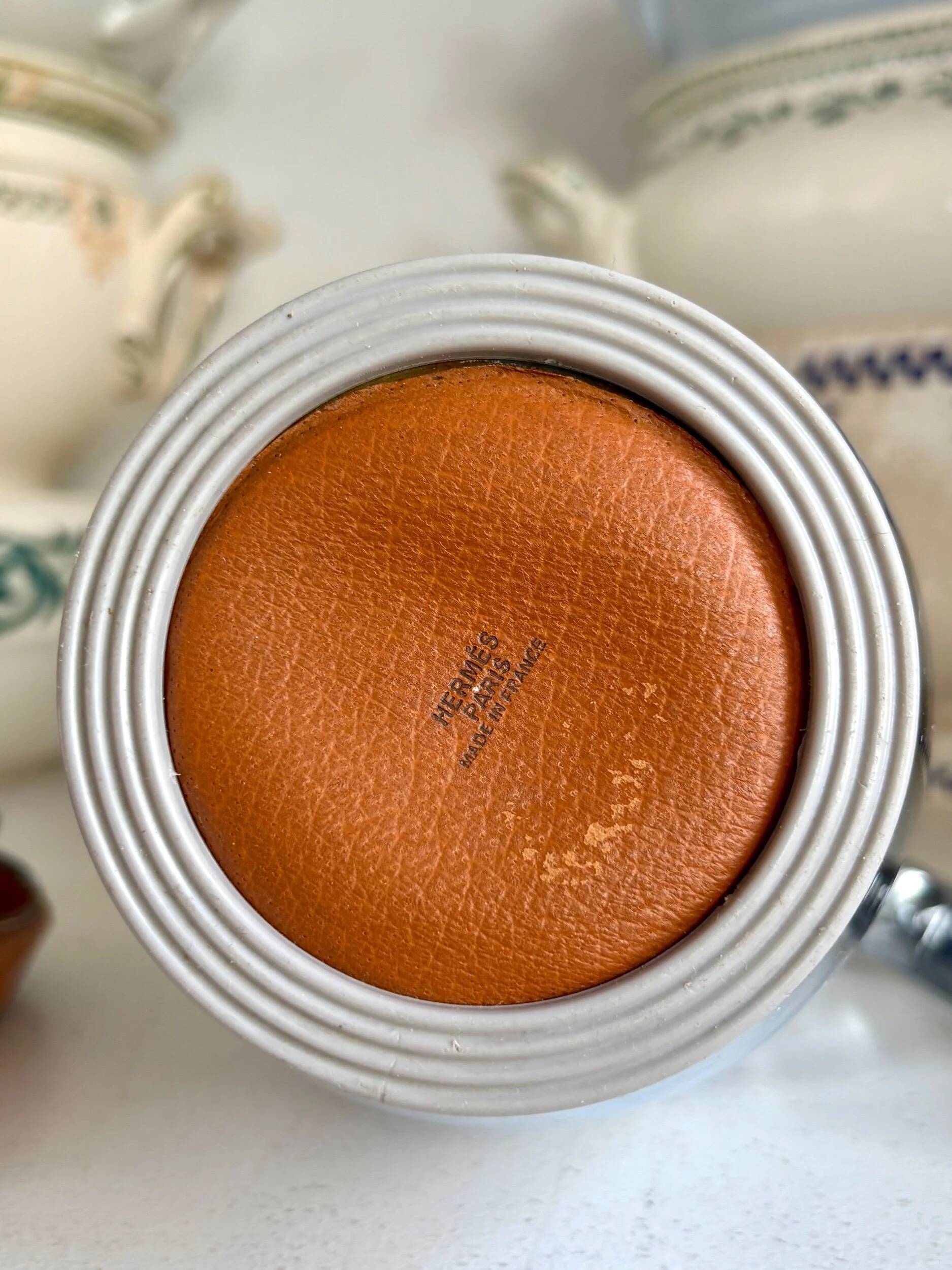2 Hermès insulated jugs in chrome metal and covered leather.