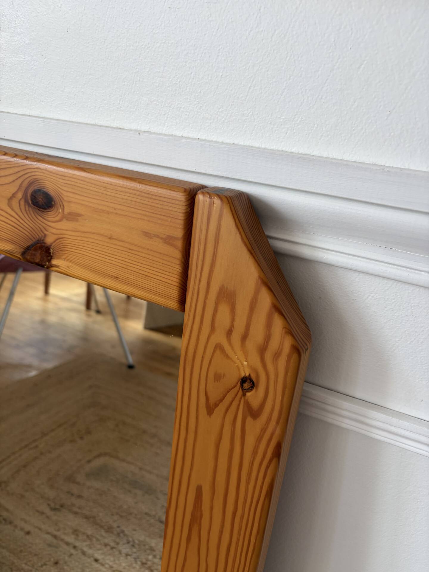 Scandinavian mirror in solid pine with 4 panels