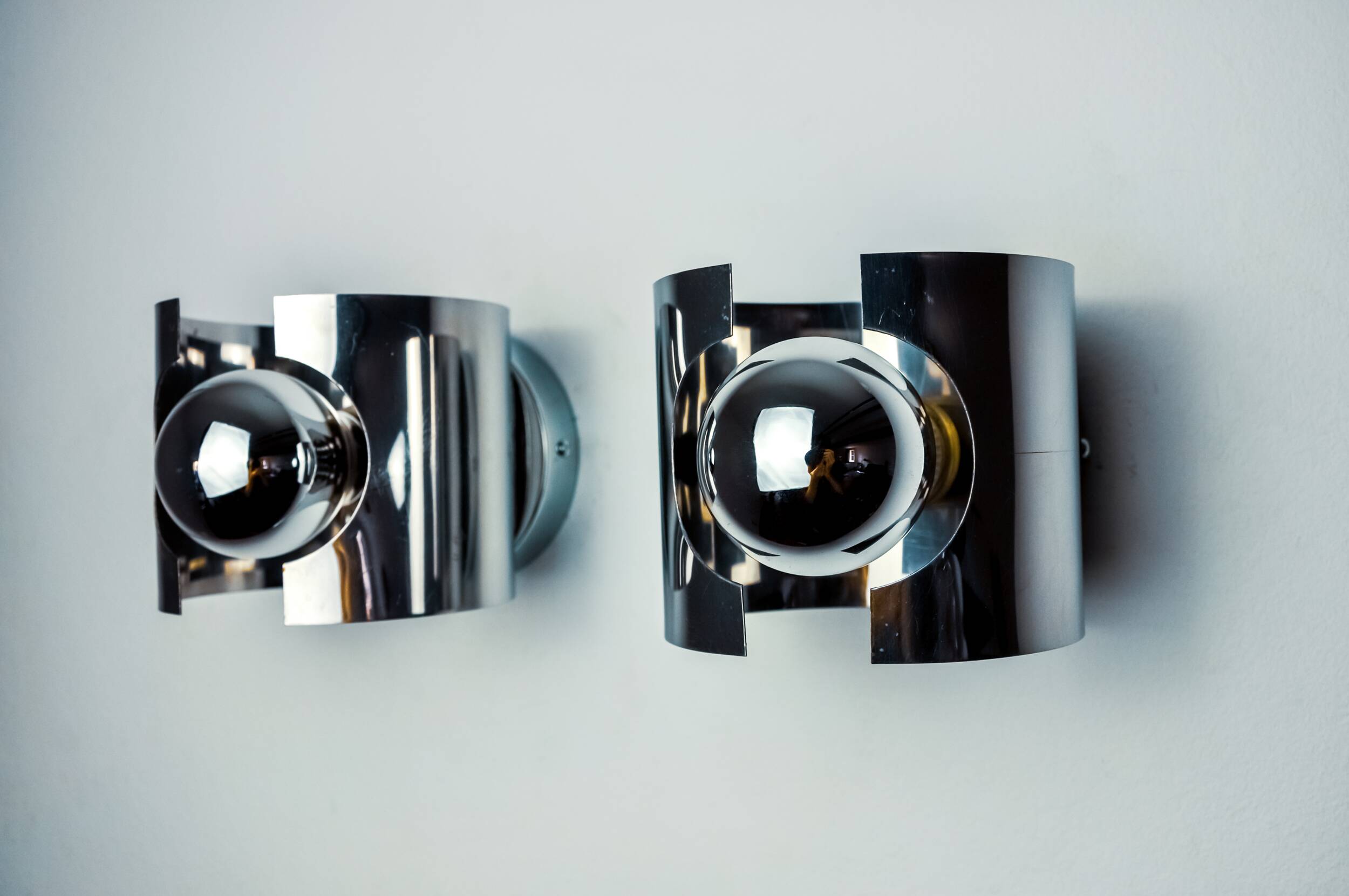 Pair of tubular space age wall lights, chromed metal, Italy, 1970