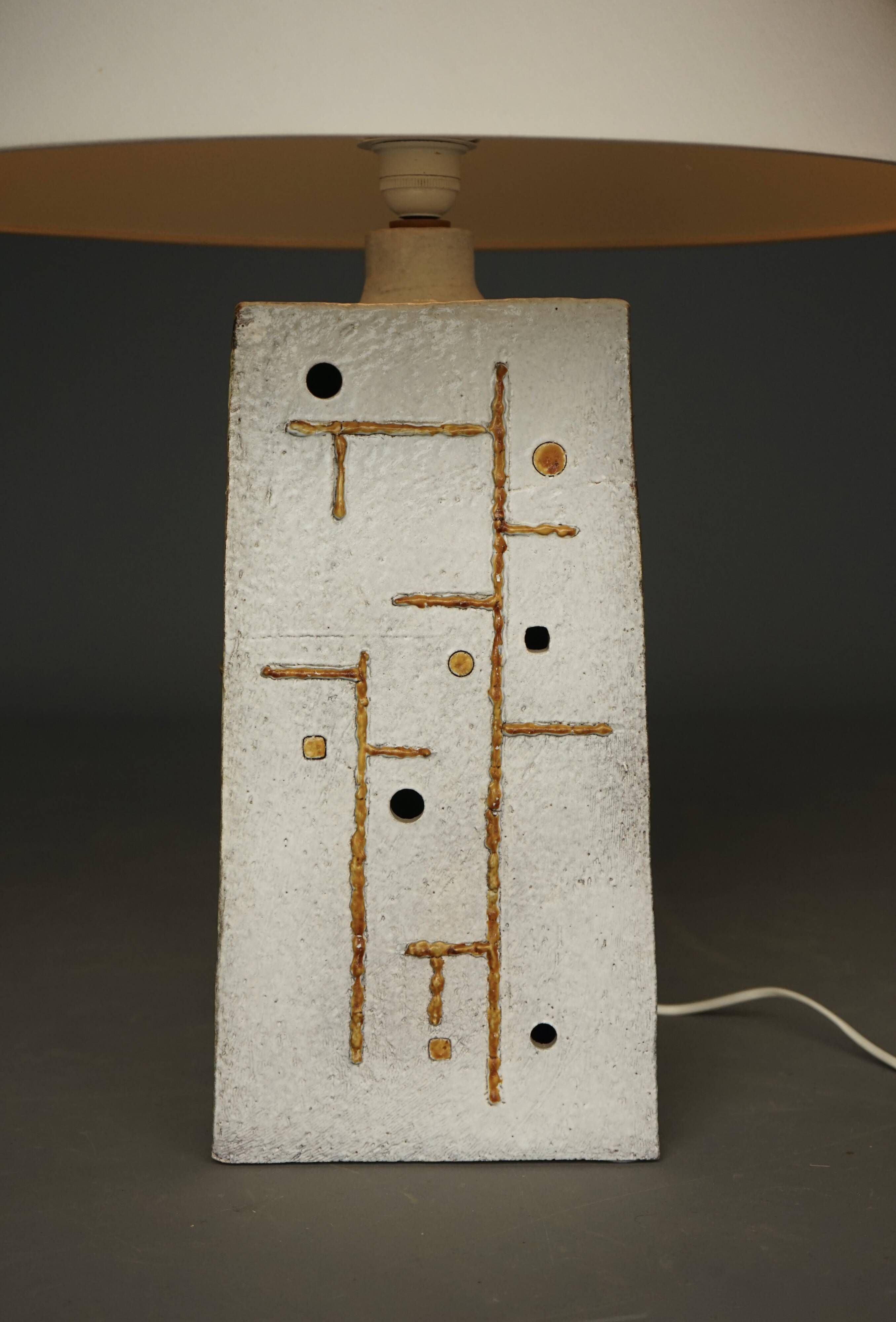 Lampe de table en céramique de style mid-century avec design abstrait, années 1970.