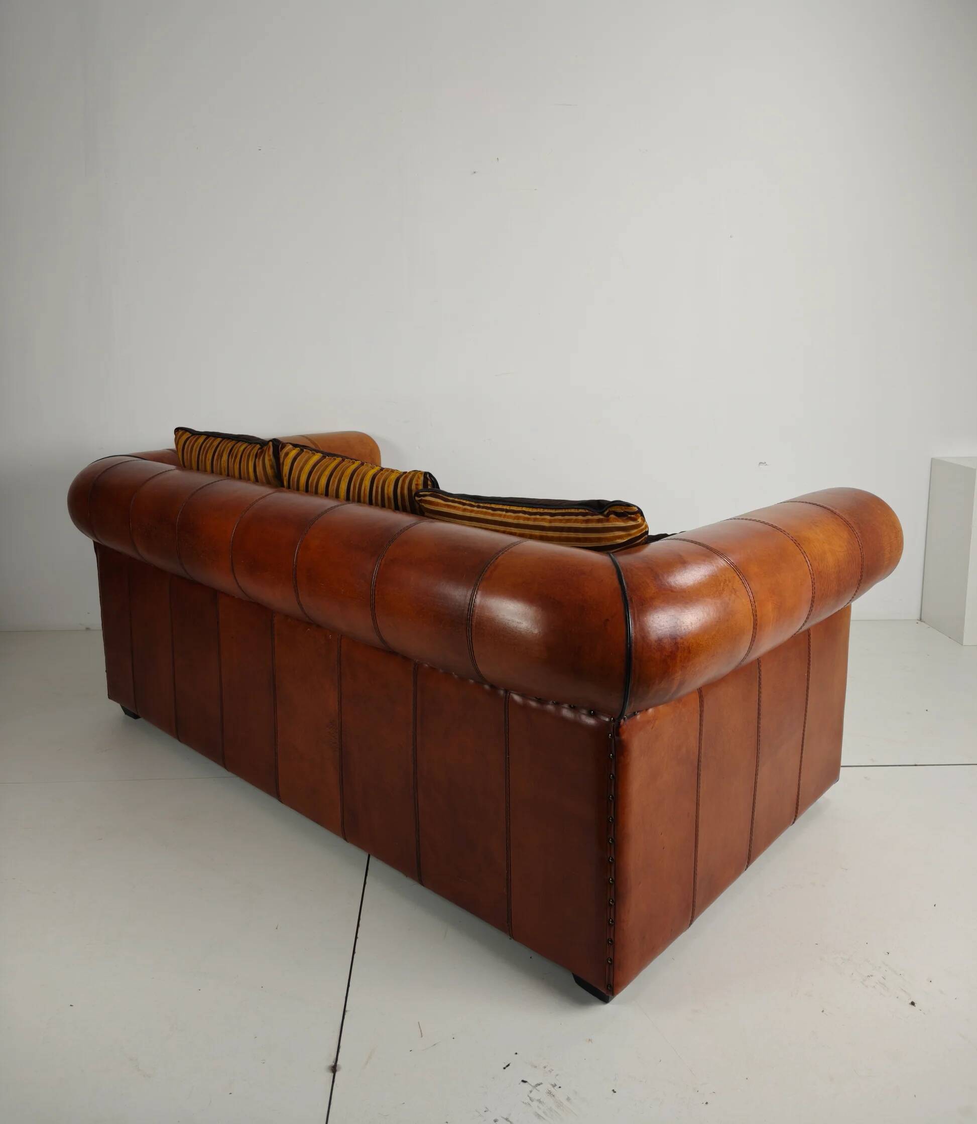 Canapé 2,5 places de luxe en peau de mouton faite à la main – par Lounge Atelier