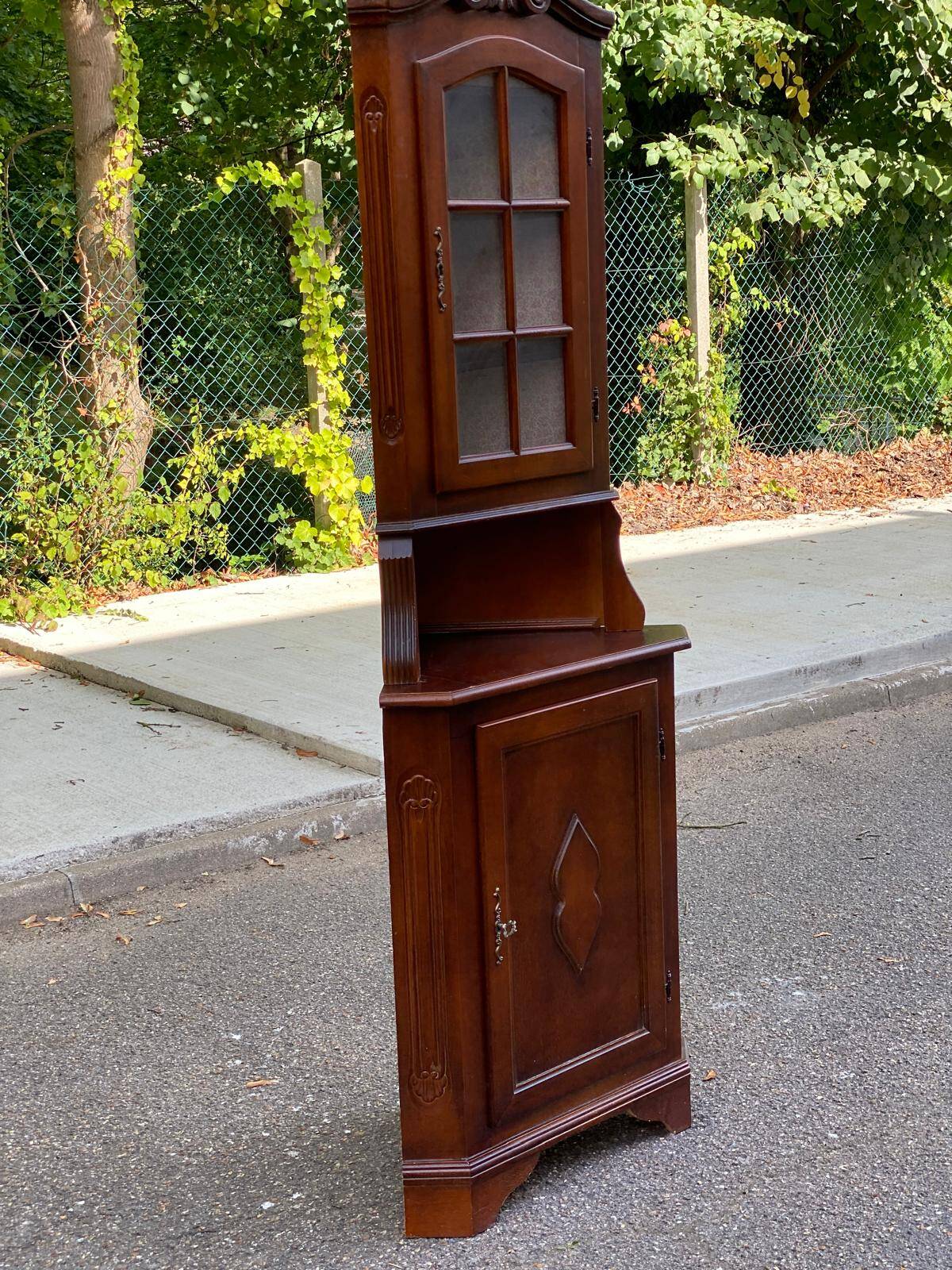 2-part corner display cabinet, English Victorian mahogany, 20th century