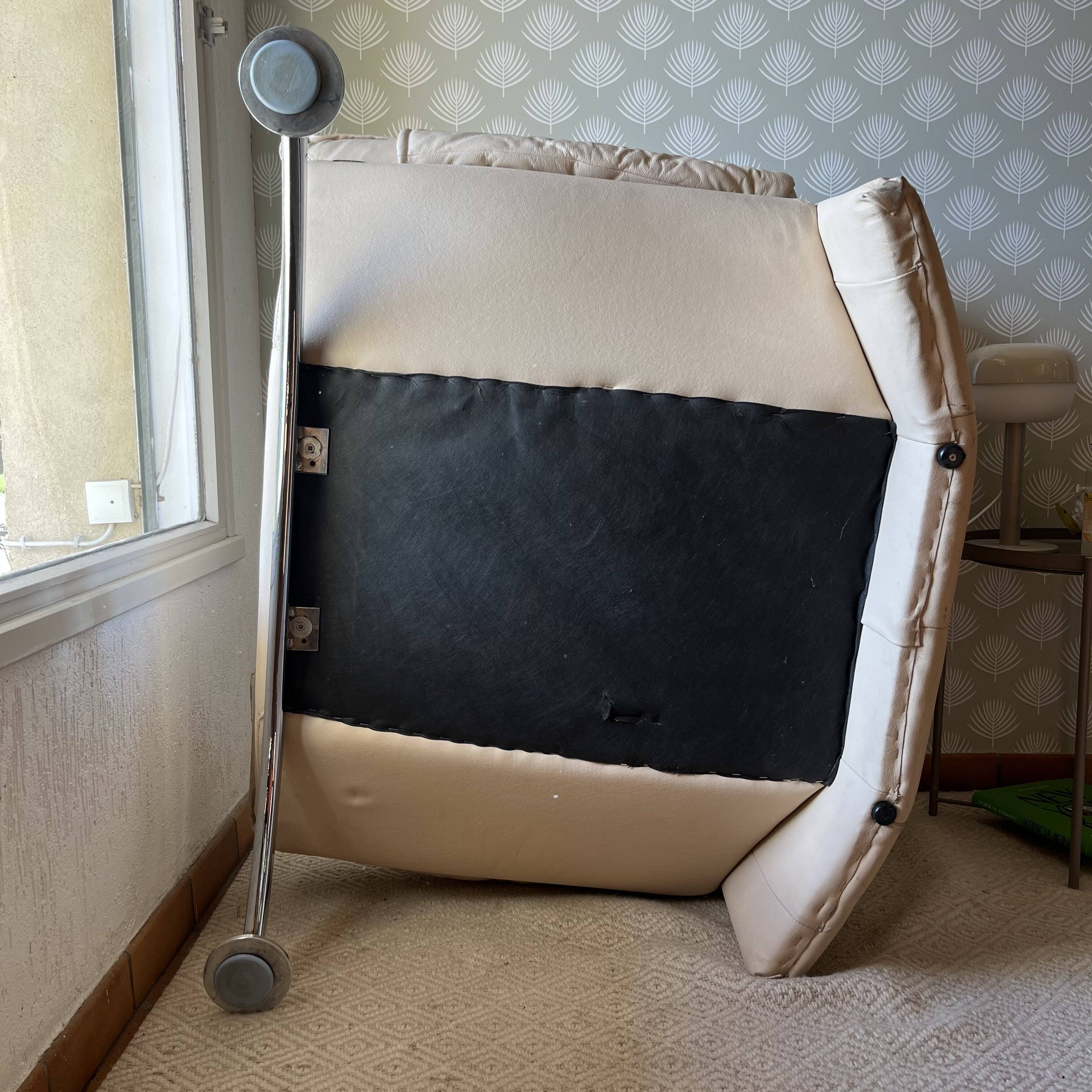 Fauteuil / Causeuse vintage cuir beige avec structure métal