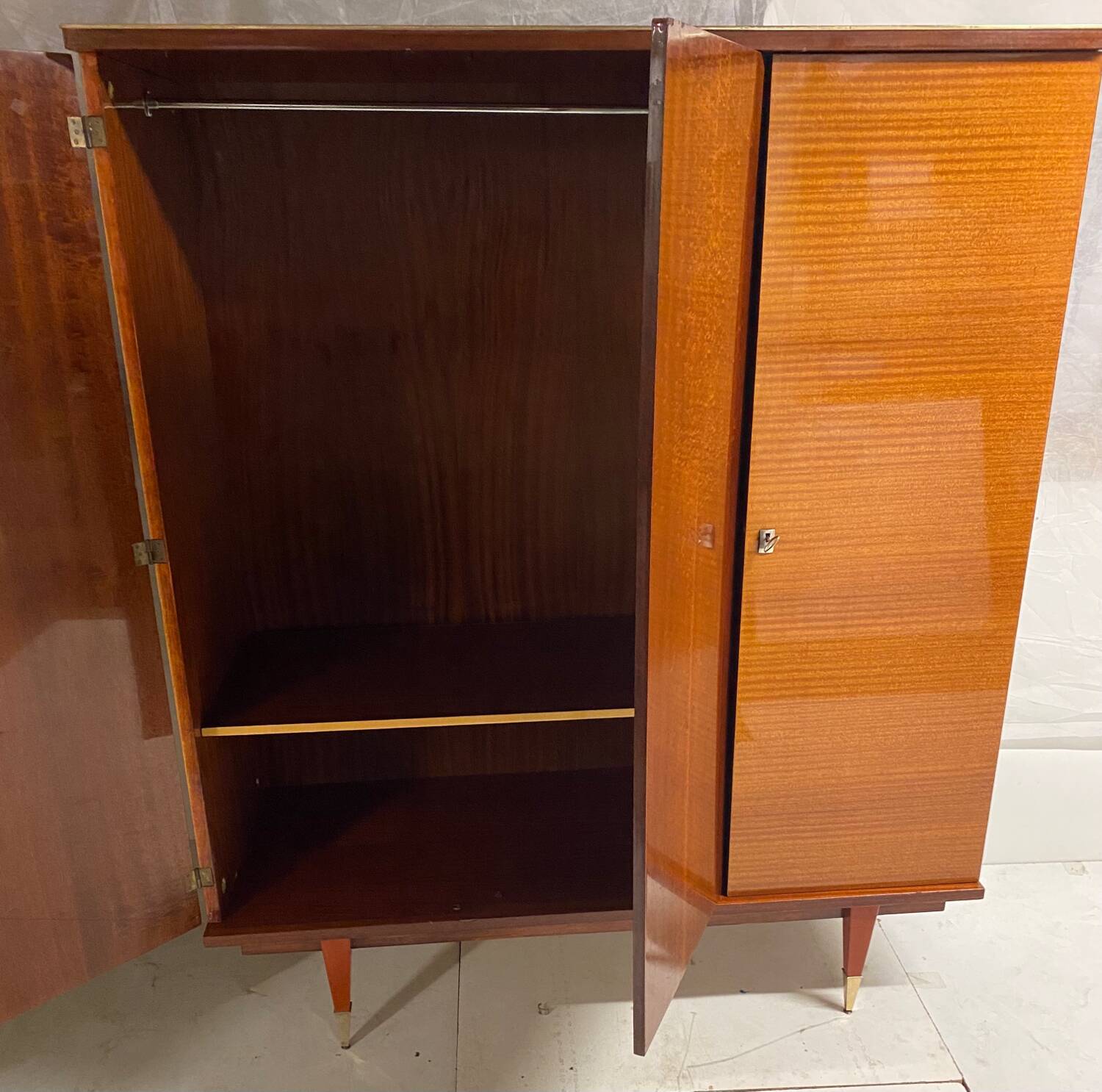 Armoire vintage pieds compas