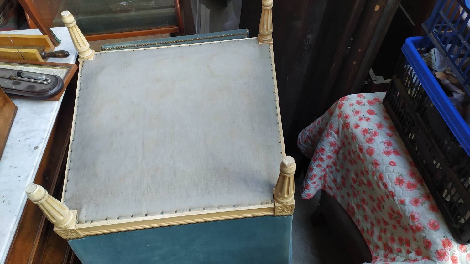 Paire de fauteuils de salon de style Louis XVI