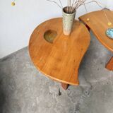 Tables basses en orme formant une goutte