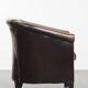 Fauteuil club de couleur foncée en cuir de vachette
