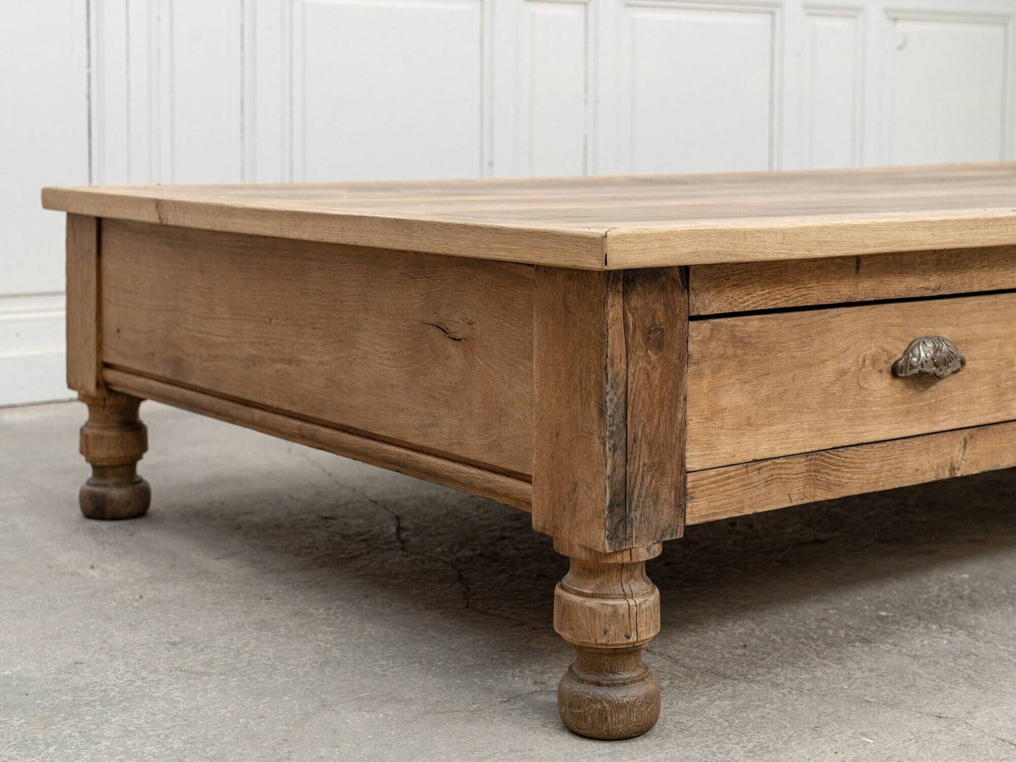 Exceptional oak coffee table, antique draper's table from the 19th century.