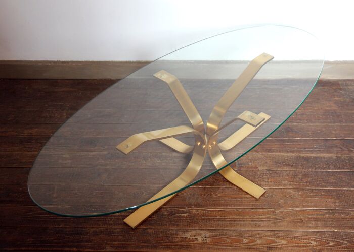 Oval coffee table with gilded cruciform base