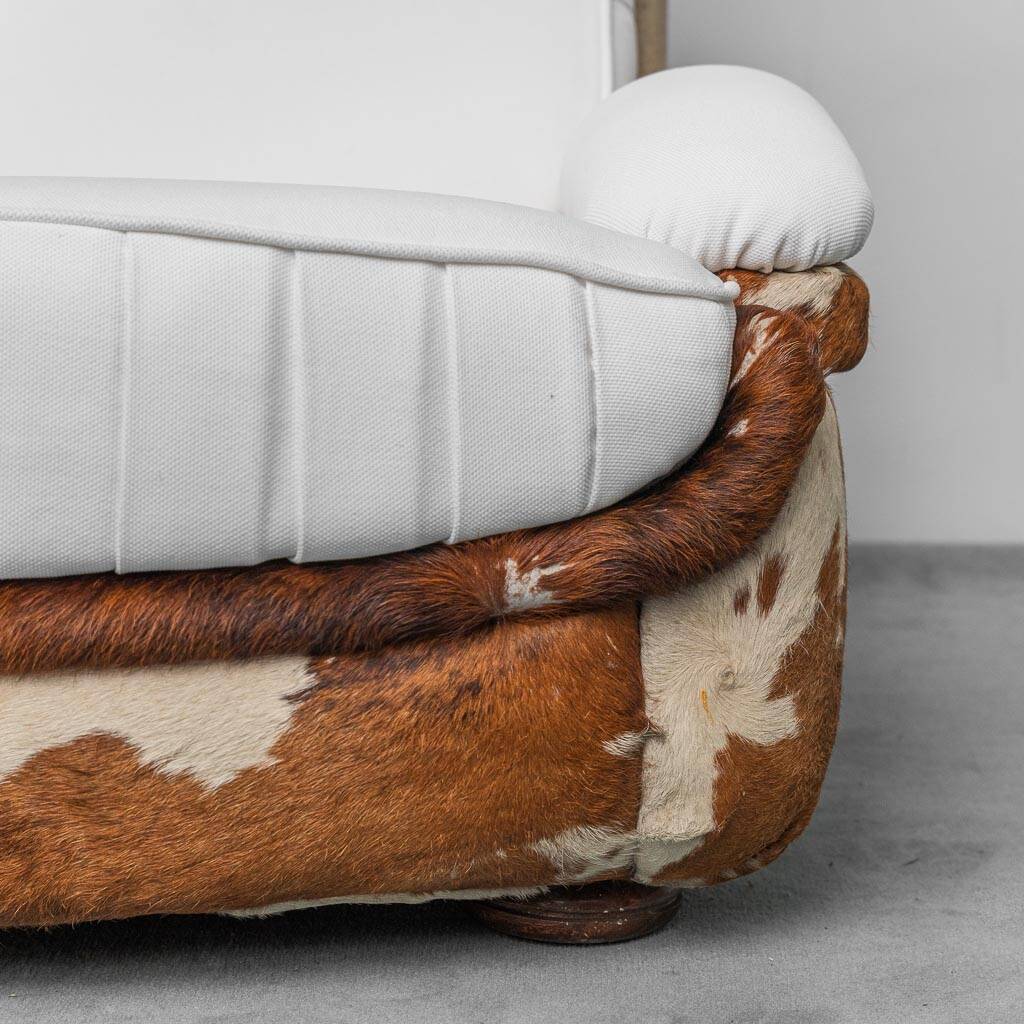 Poltrona vintage in cavallino e tessuto bianco anni ’70 modernariato