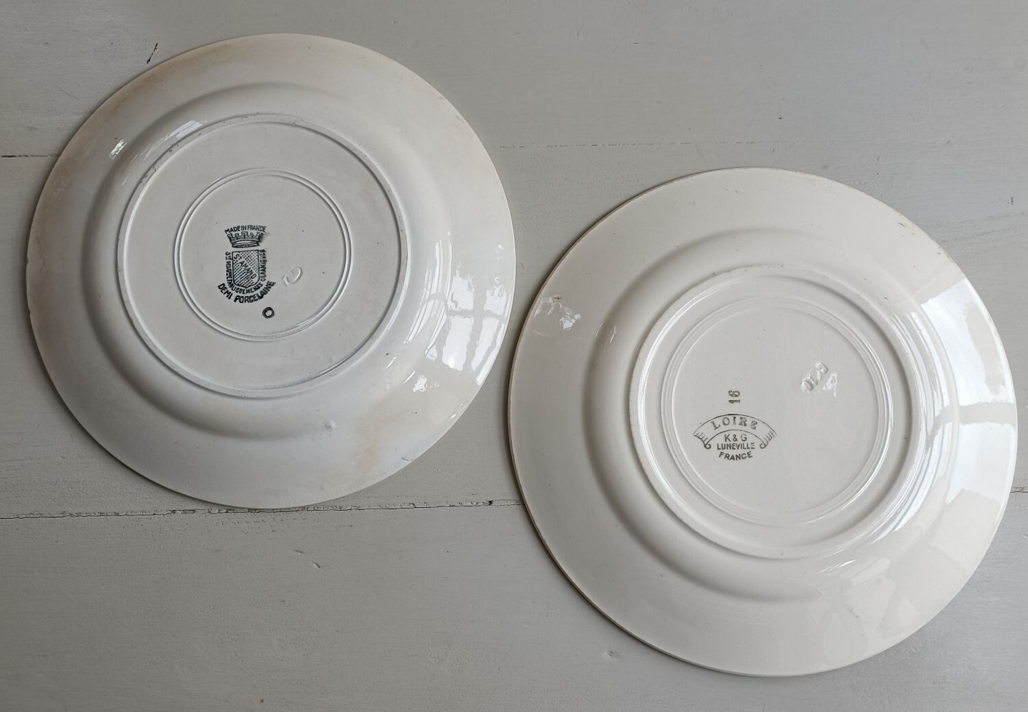 Set of 2 mismatched plates Lunéville and Saint Amand