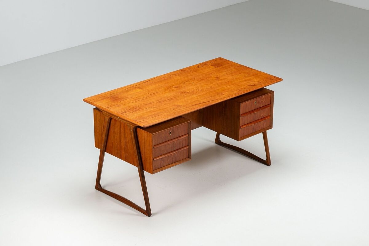 Svend Age Madsen freestanding desk in teak H.P. Hansen Denmark 1960