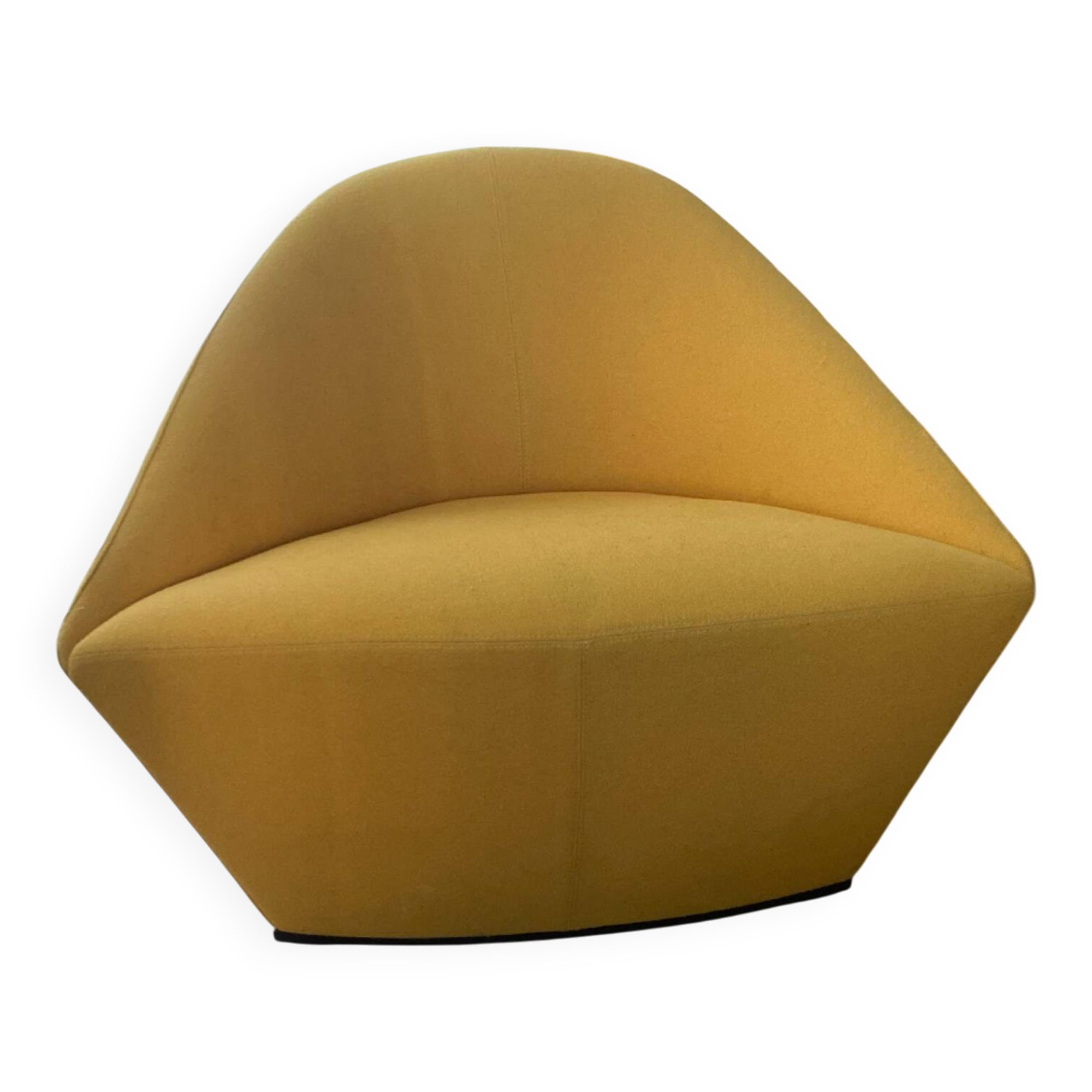 Un fauteuil Arper Colina - Design Lievore Altherr Molina, jaune