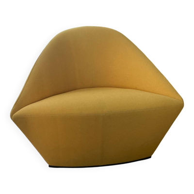 Un fauteuil Arper Colina - Design Lievore Altherr Molina, jaune