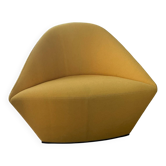 Un fauteuil Arper Colina - Design Lievore Altherr Molina, jaune