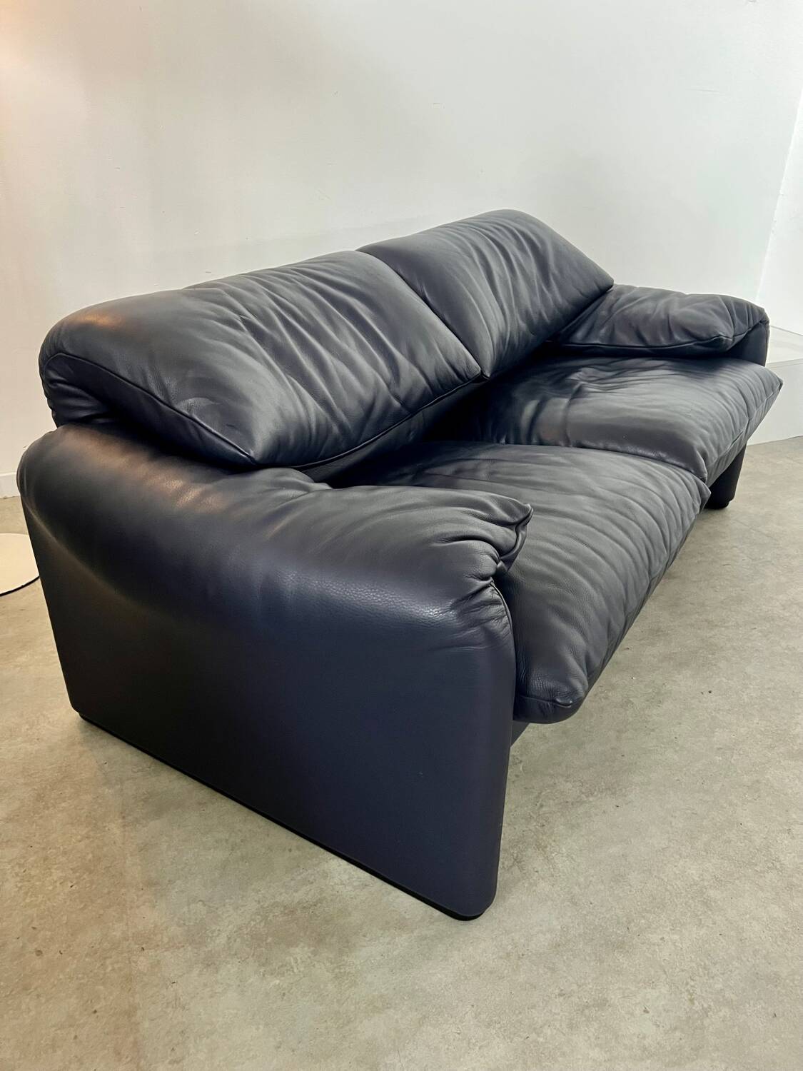 Maralunga sofa designer Vico MAGISTRETTI cassina in vintage midnight blue leather