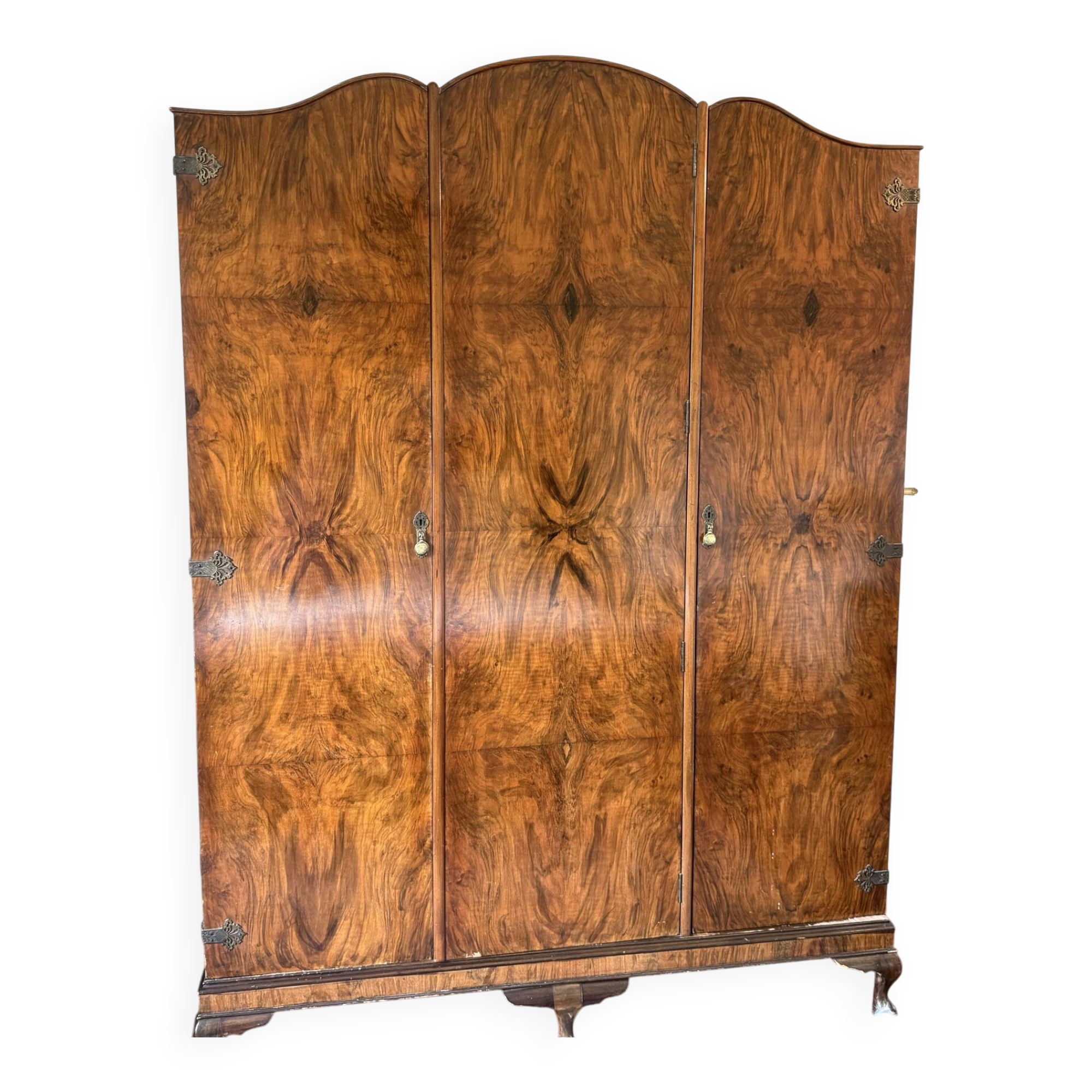English-style wardrobe and its chest of drawers in walnut burl.