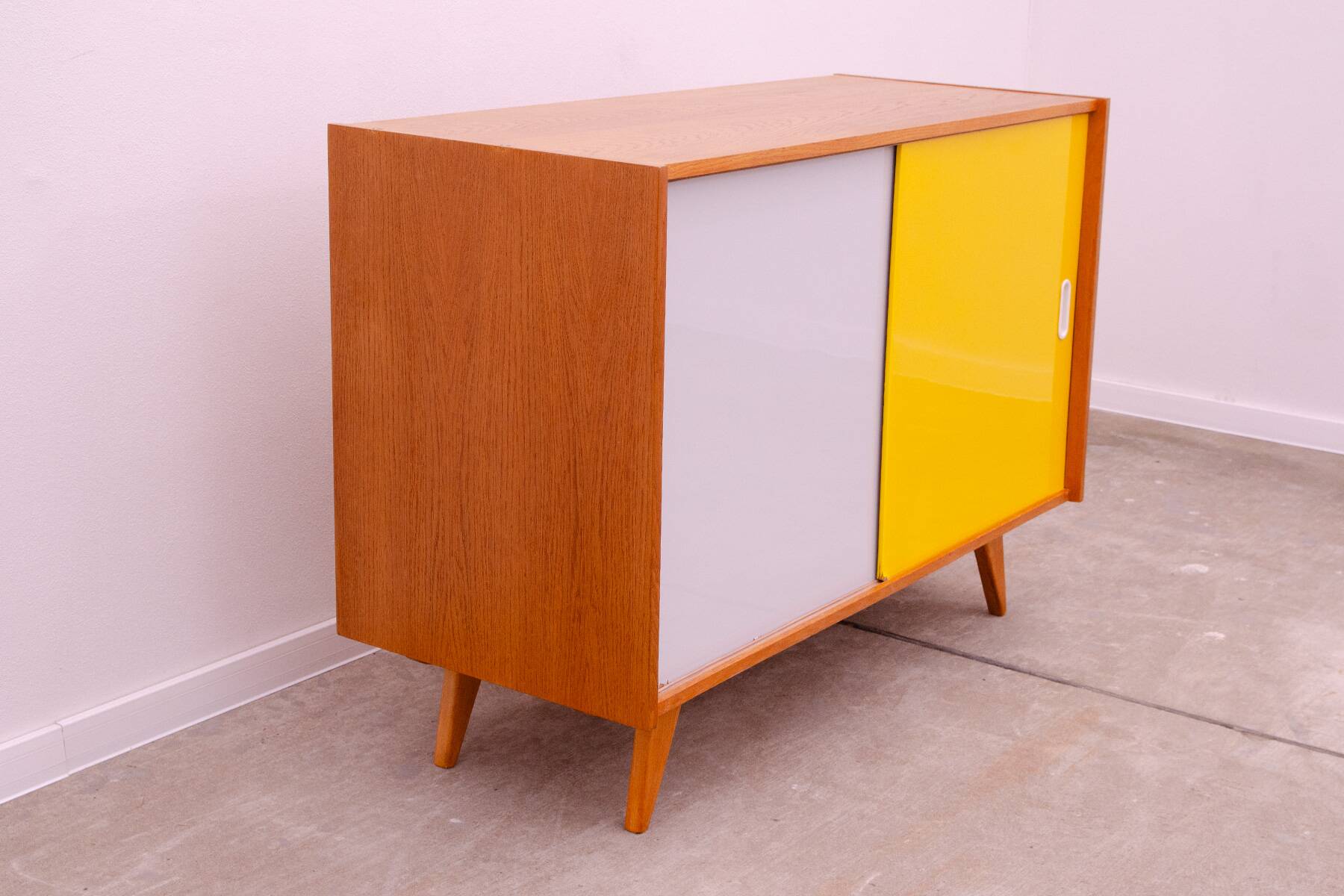 Buffet U-452 par Jiří Jiroutek, années 1960, Tchécoslovaquie
