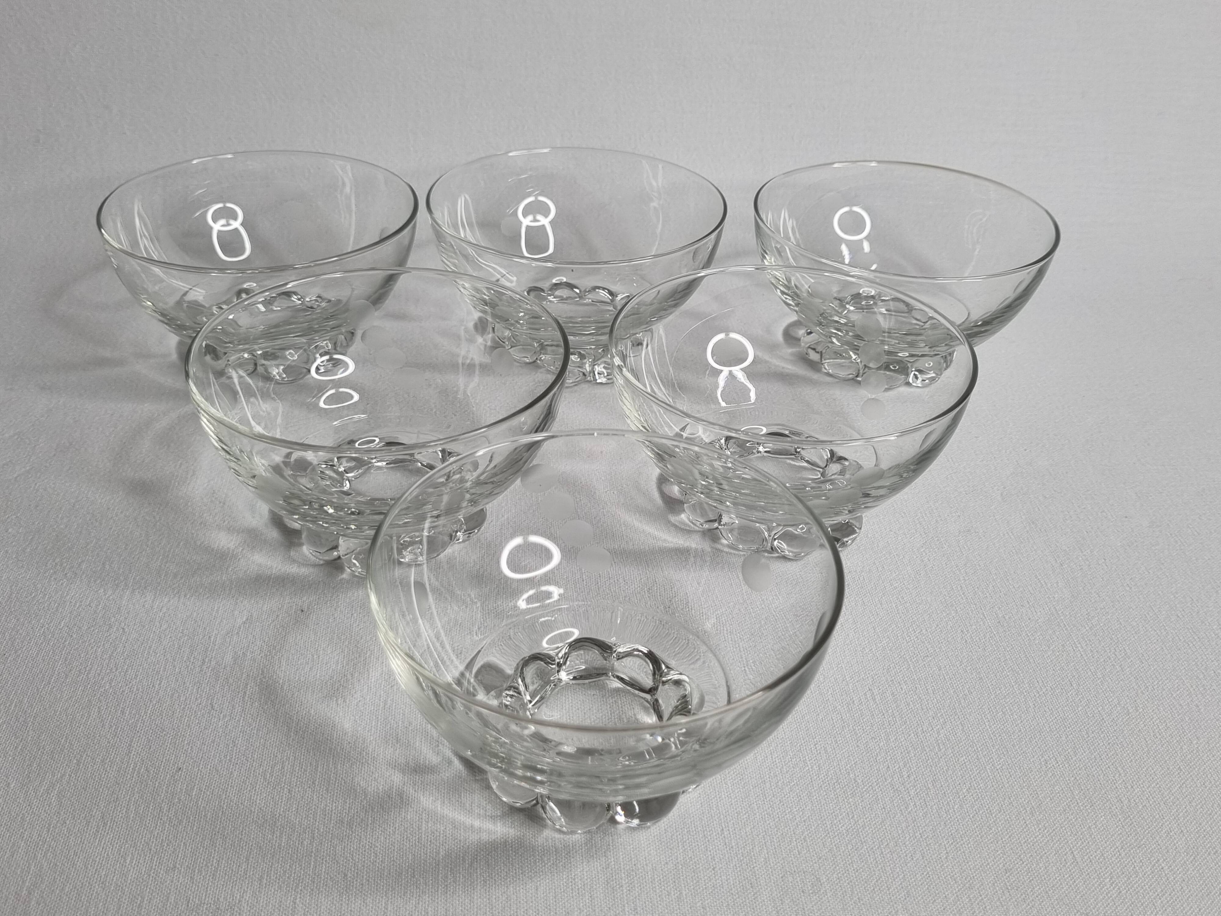 Set of six engraved crystal bowls in Art Deco style on spherical feet