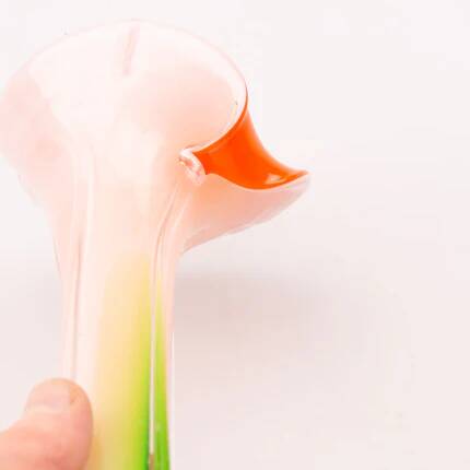 Vase en vert en forme de fleur vert et orange de style murano longiligne