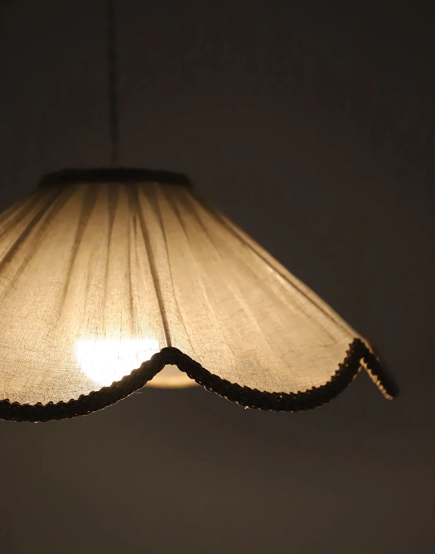 Suspension in a solid floral shape Françoise "classic beige"