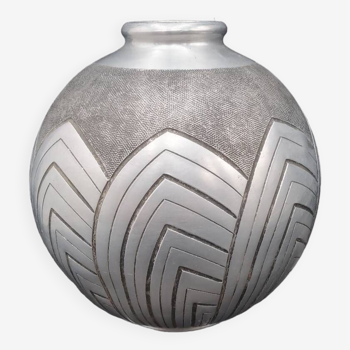 Vase boule Art Déco en aluminium, signé Art-Gout