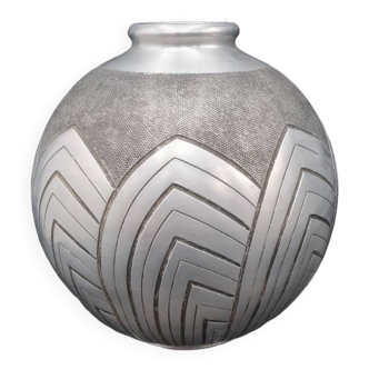 Vase boule Art Déco en aluminium, signé Art-Gout