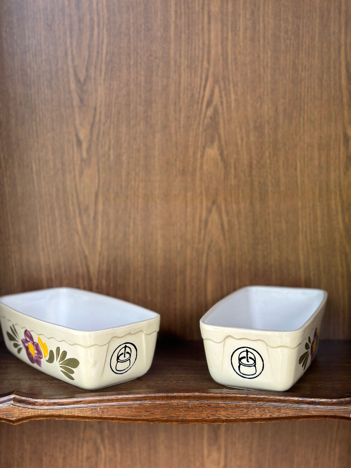 Lot 2 cake dishes
