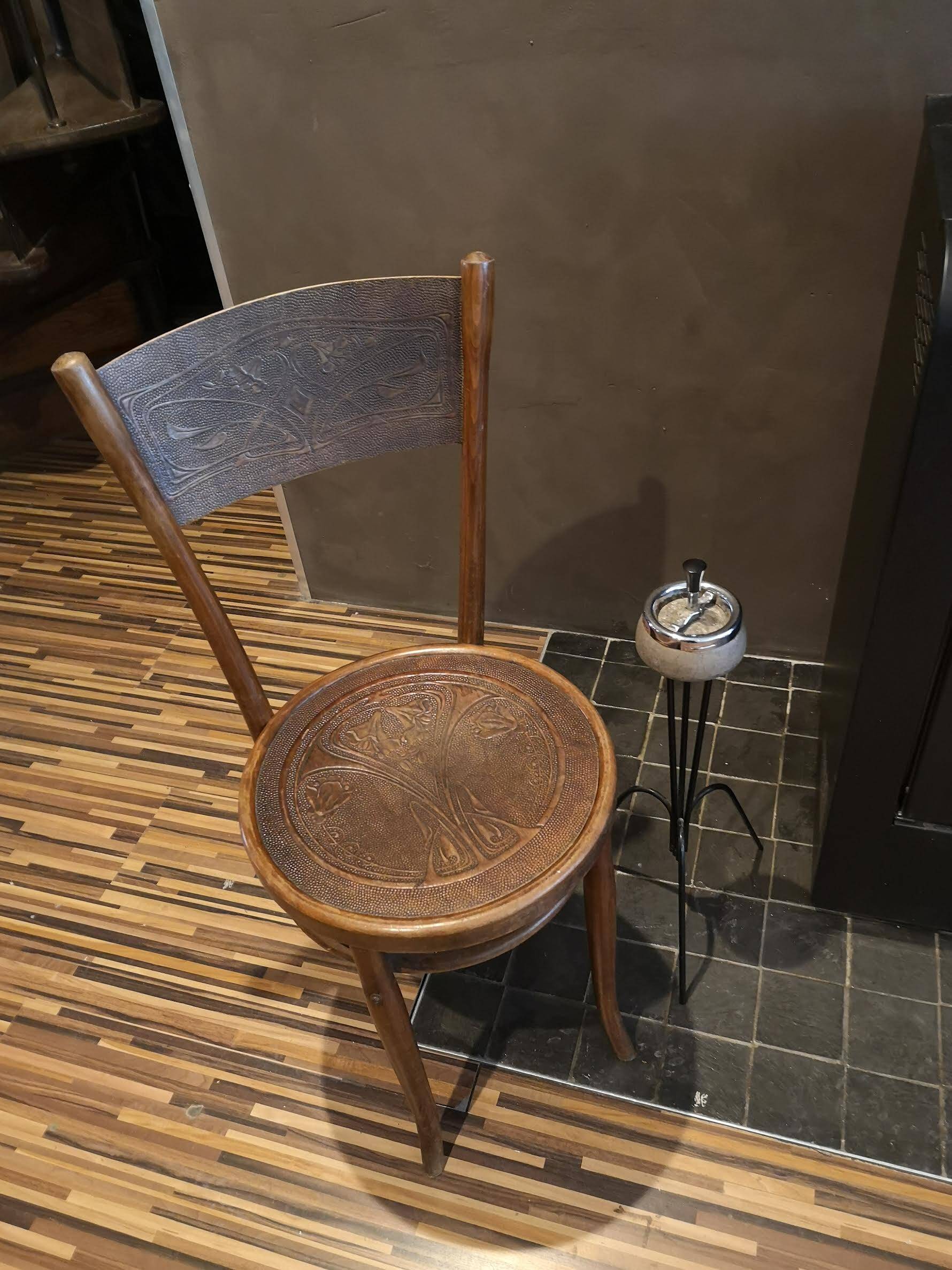 Authentic Baumann bistro chair - vintage bent wood with art nouveau decoration.