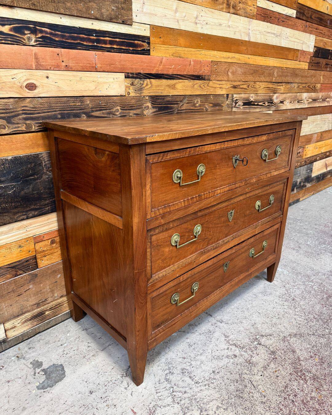 Petite commode en noyer - Époque Louis XVI