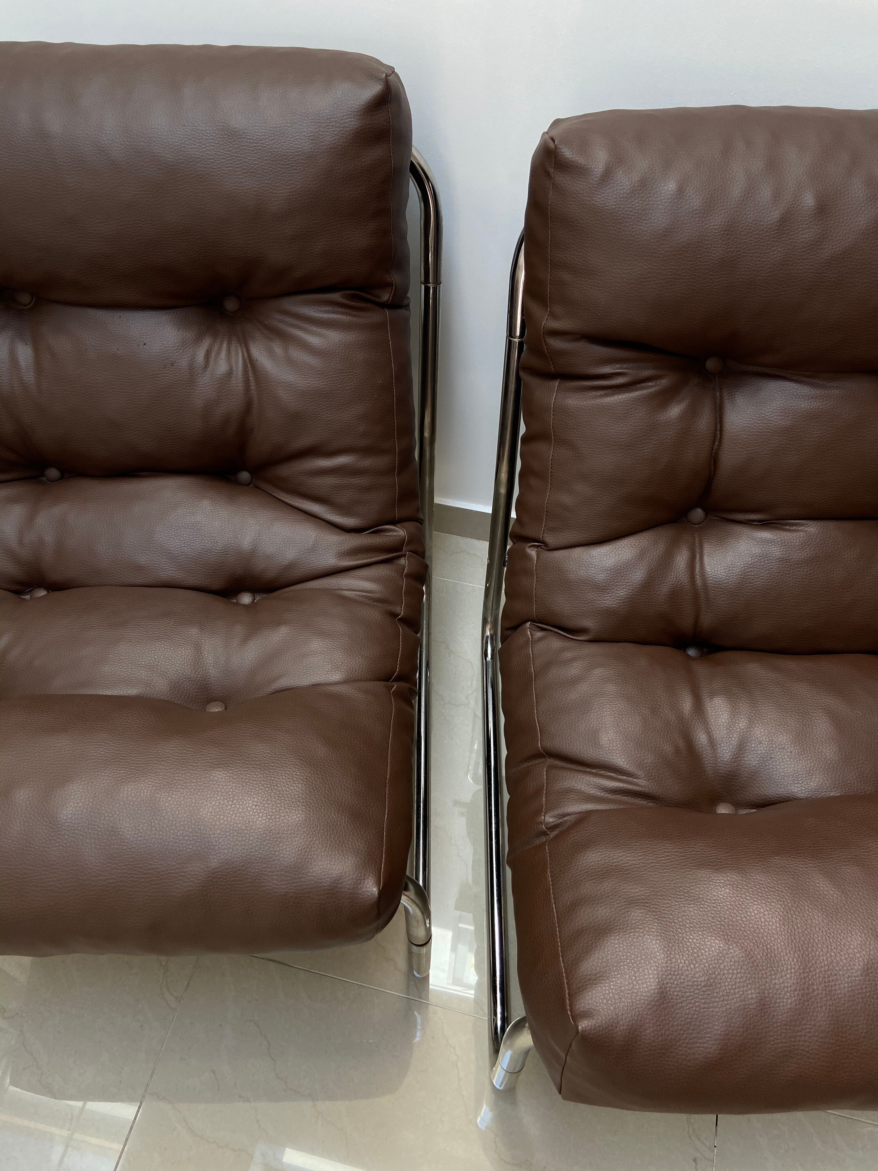 Set de 2 chauffeuses vintage marrons 1990
