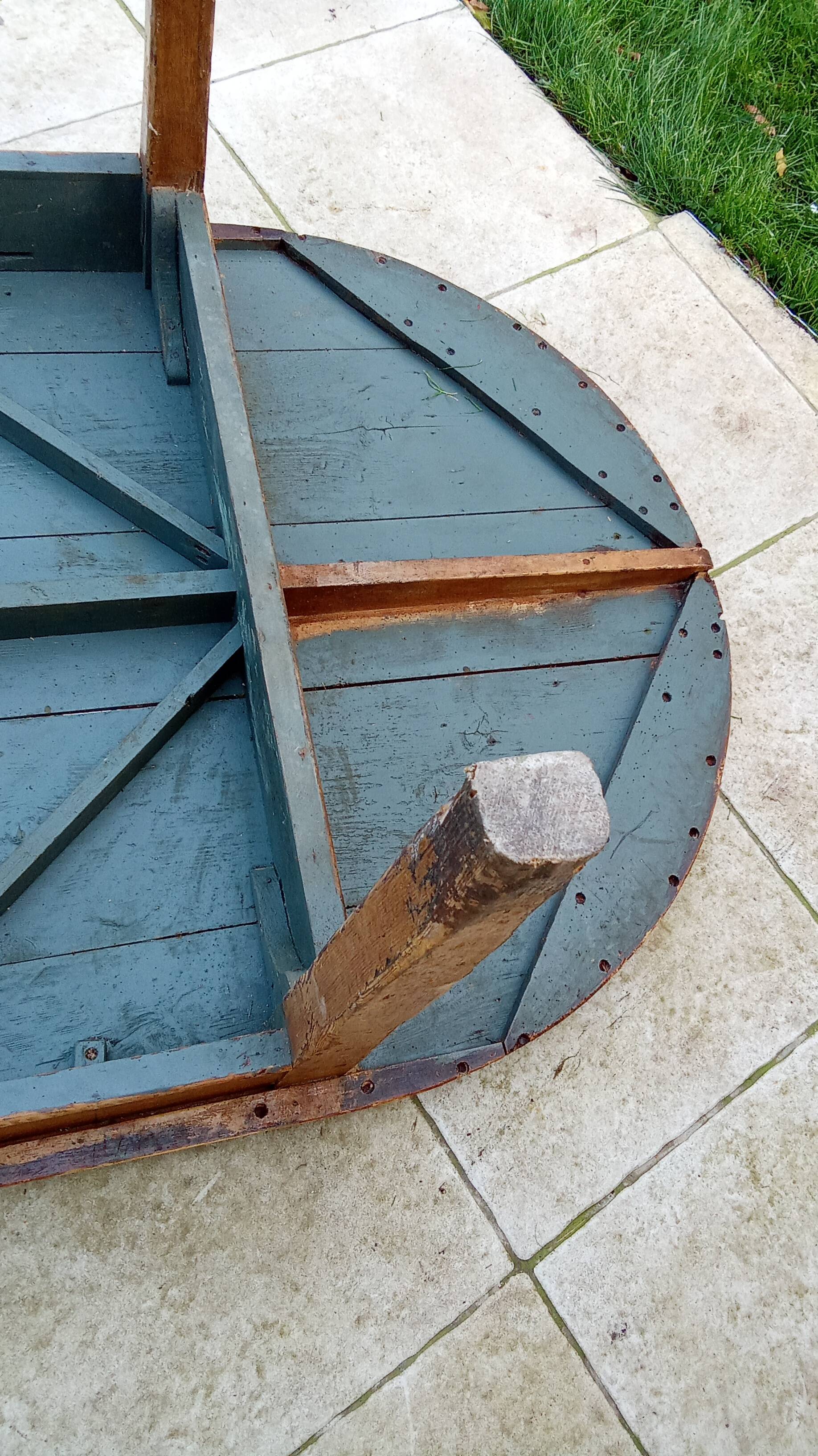 Old oval farm table 2m42